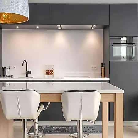 Stylish Near The Center *